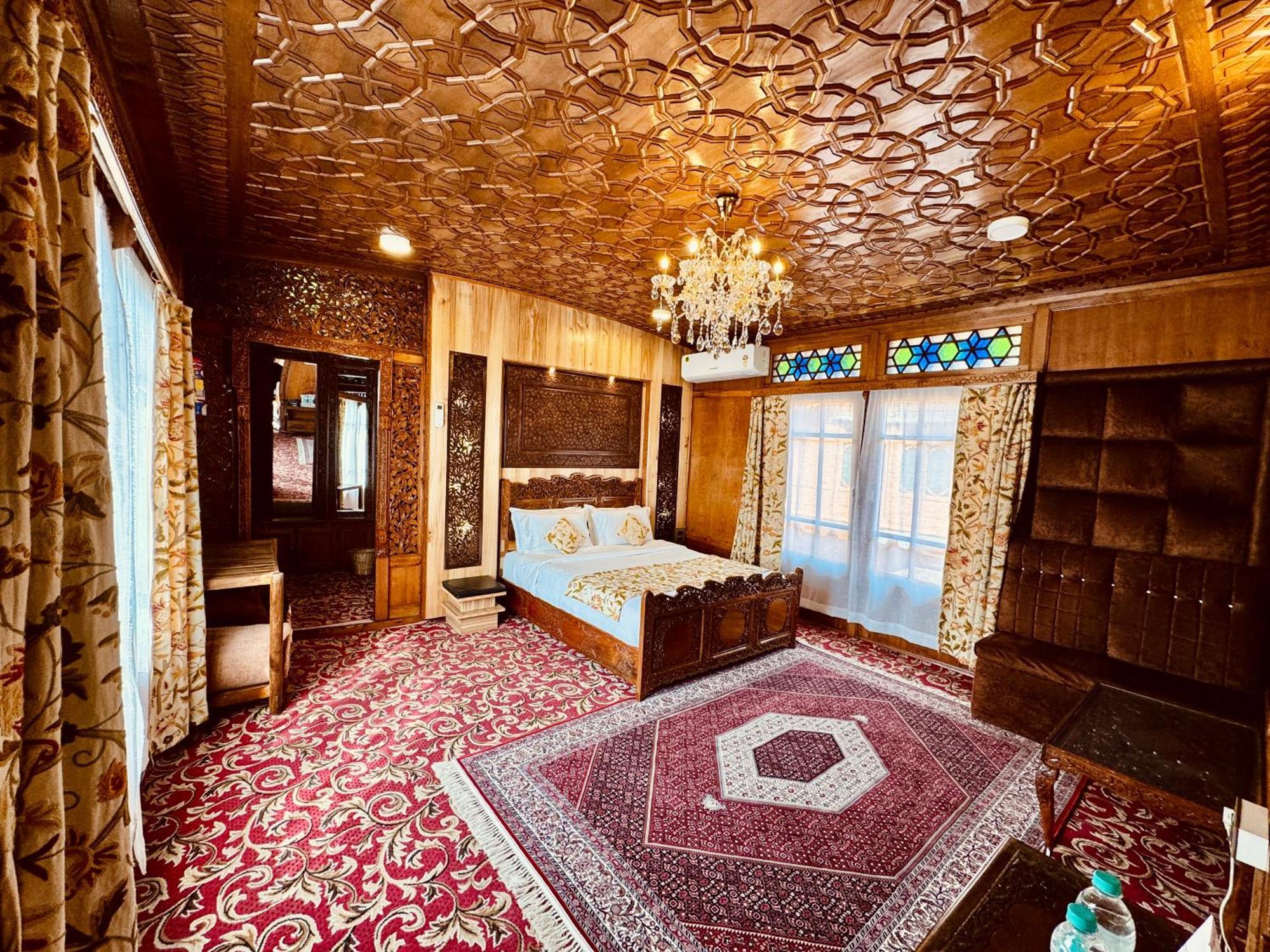 New Jacquline Heritage Houseboats Srīnagar Kültér fotó