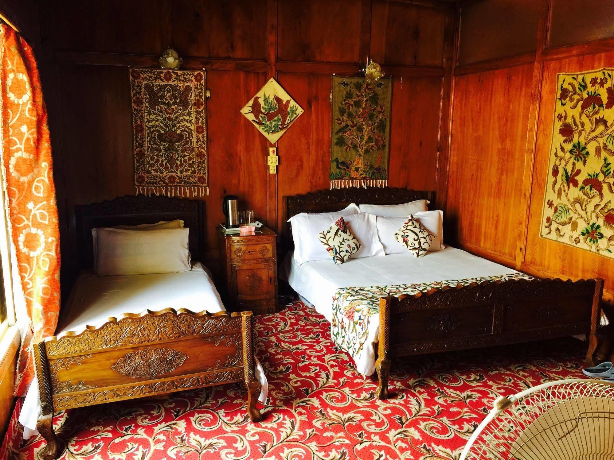 New Jacquline Heritage Houseboats Srīnagar Kültér fotó
